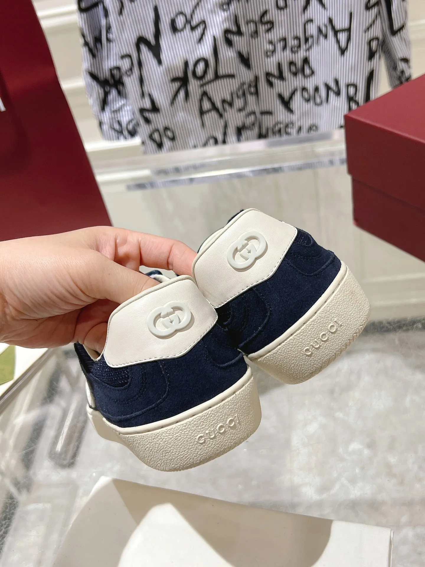 👟👟Ex-factory price 540👟👟Men's size +10 New upgraded version🔥Gucci 2024 new white shoes casual shoes hot recommendation, original TPU soles, original fabrics, original sheepskin lining sheepskin feet🔥Original cover craftsmanship is reproduced one to one! The pursuit of ultimate comfort! 🔥🔥 [Love] Fabric: Imported cow suede + mesh [Love] Packing: Counter-matched red shoe box ➕ Aviation airplane box [Love] Code number: 35-45